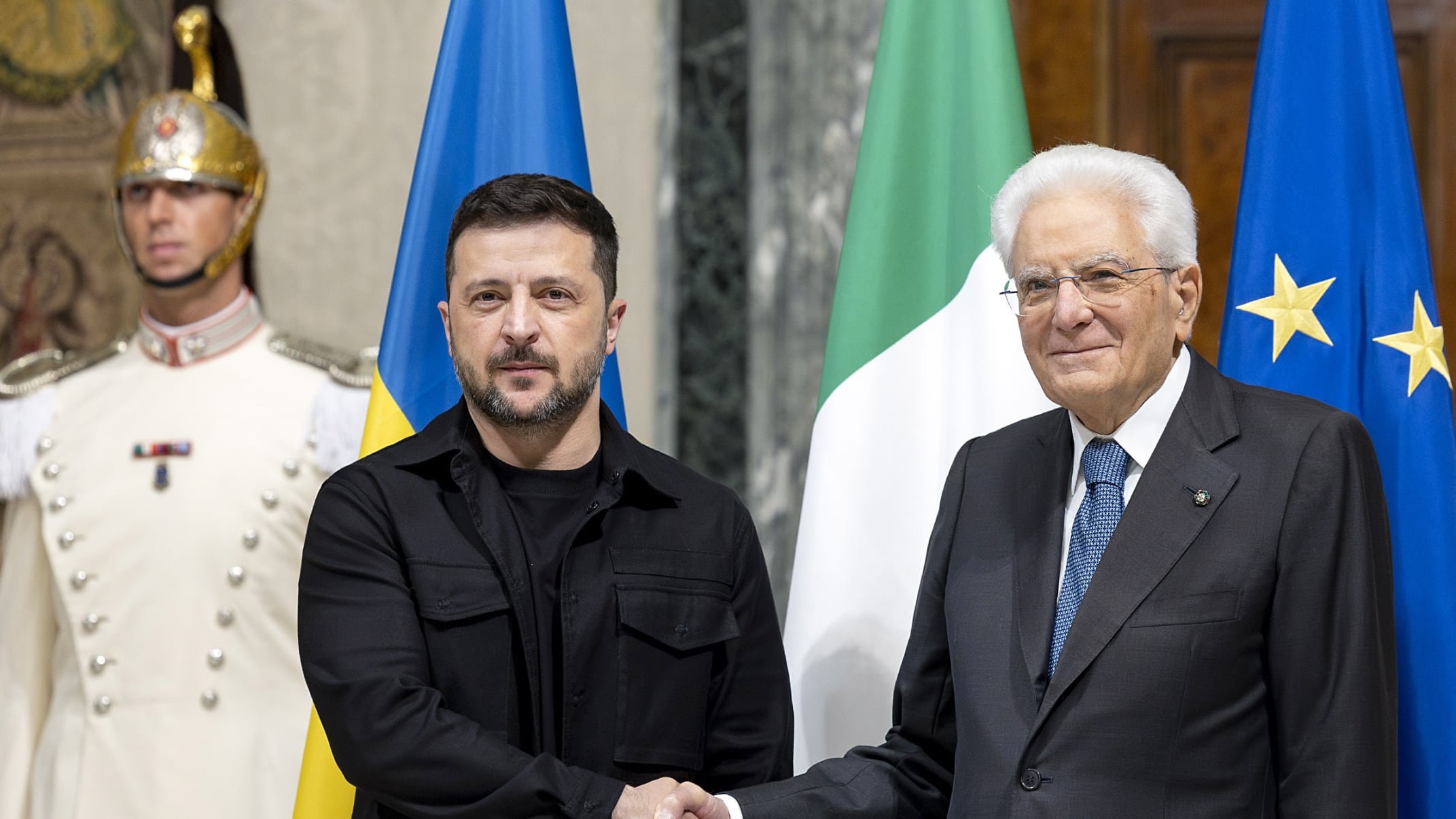 Zelensky vede Mattarella: "Pieno sostegno a Kiev". E il Papa offre il Vaticano per i colloqui di pace