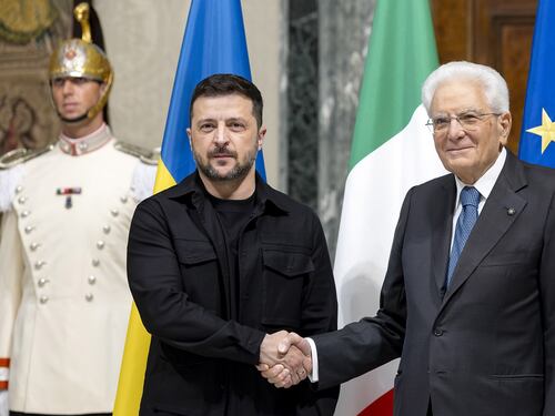 Zelensky vede Mattarella: "Pieno sostegno a Kiev". E il Papa offre il Vaticano per i colloqui di pace