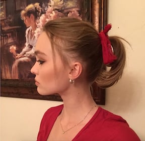 Lily-Rose Depp, topless bollente per la tintarella 4