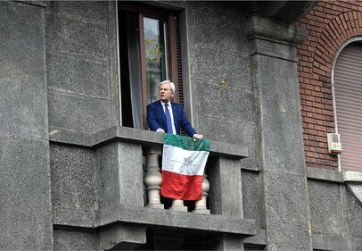 Espone il Tricolore: i NoExpo lo riempiono di uova 9