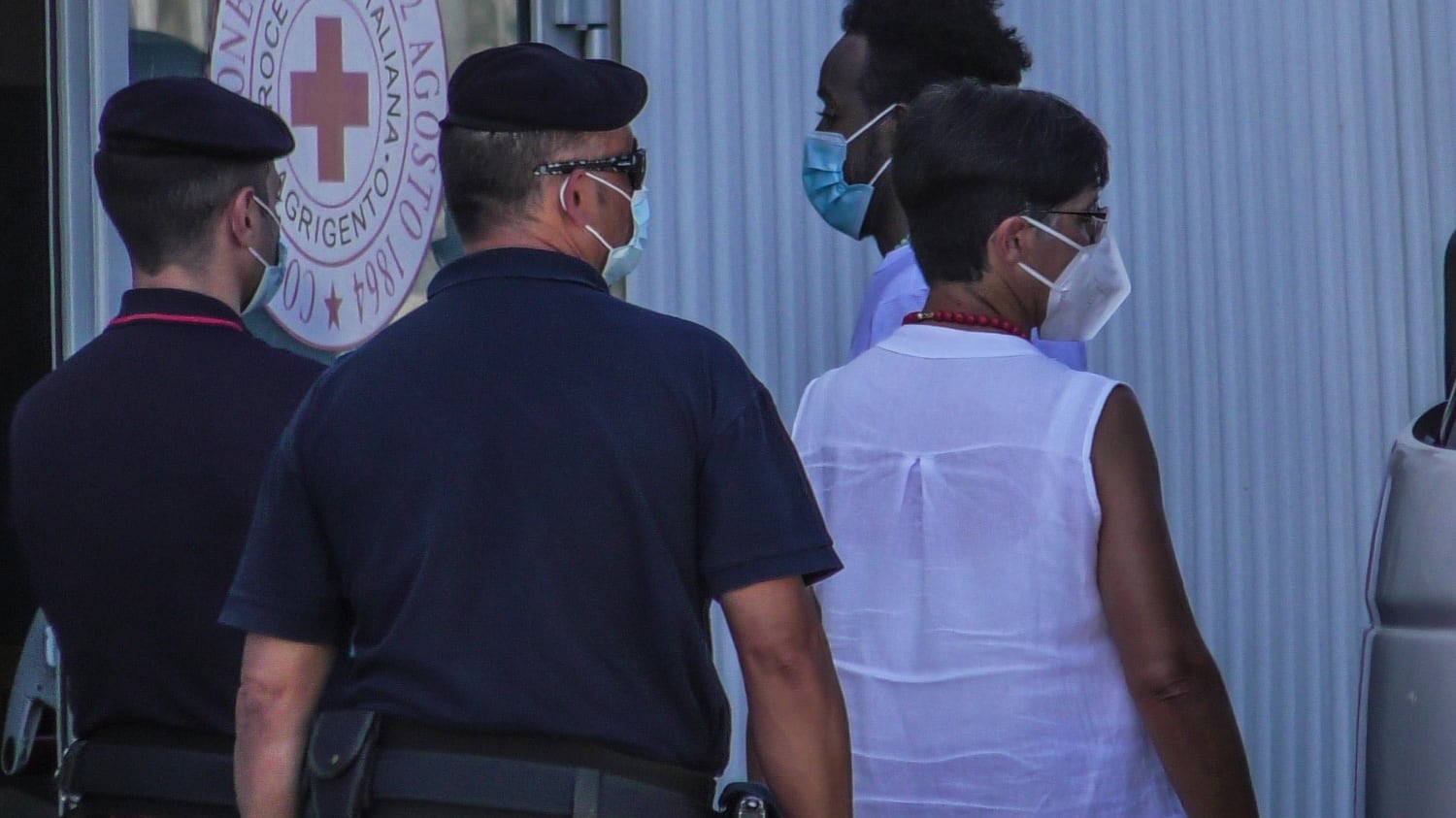 Polizia e migranti in fuga: "L'ordine è di non fermarli"