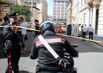 Roma, furgone travolge i passanti: morta una donna 7