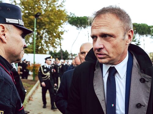 Lollobrigida, il ritardo e lo stop al treno: è polemica. Ma lo staff: "Era necessario"
