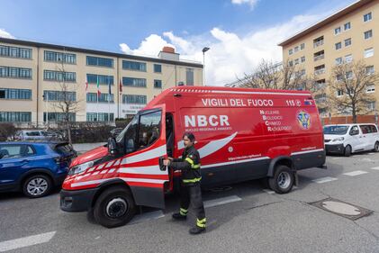 Milano, i vigili del fuoco al padiglione della Bicocca dopo la fuoriuscita di acido cloridrico 8