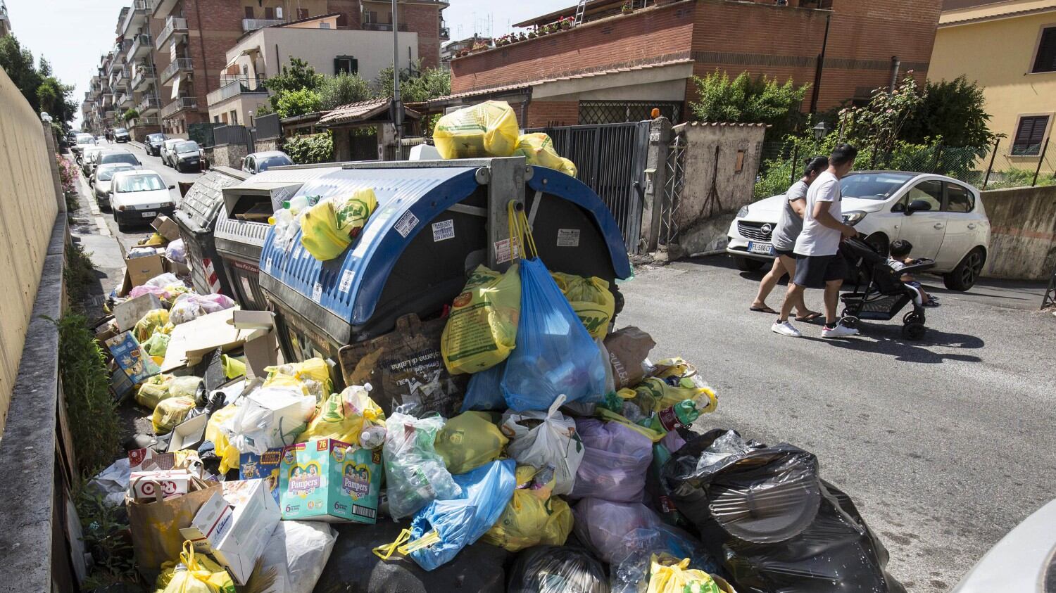 Caos rifiuti a Roma: la Raggi dà il via libera al sito di Saxa Rubra