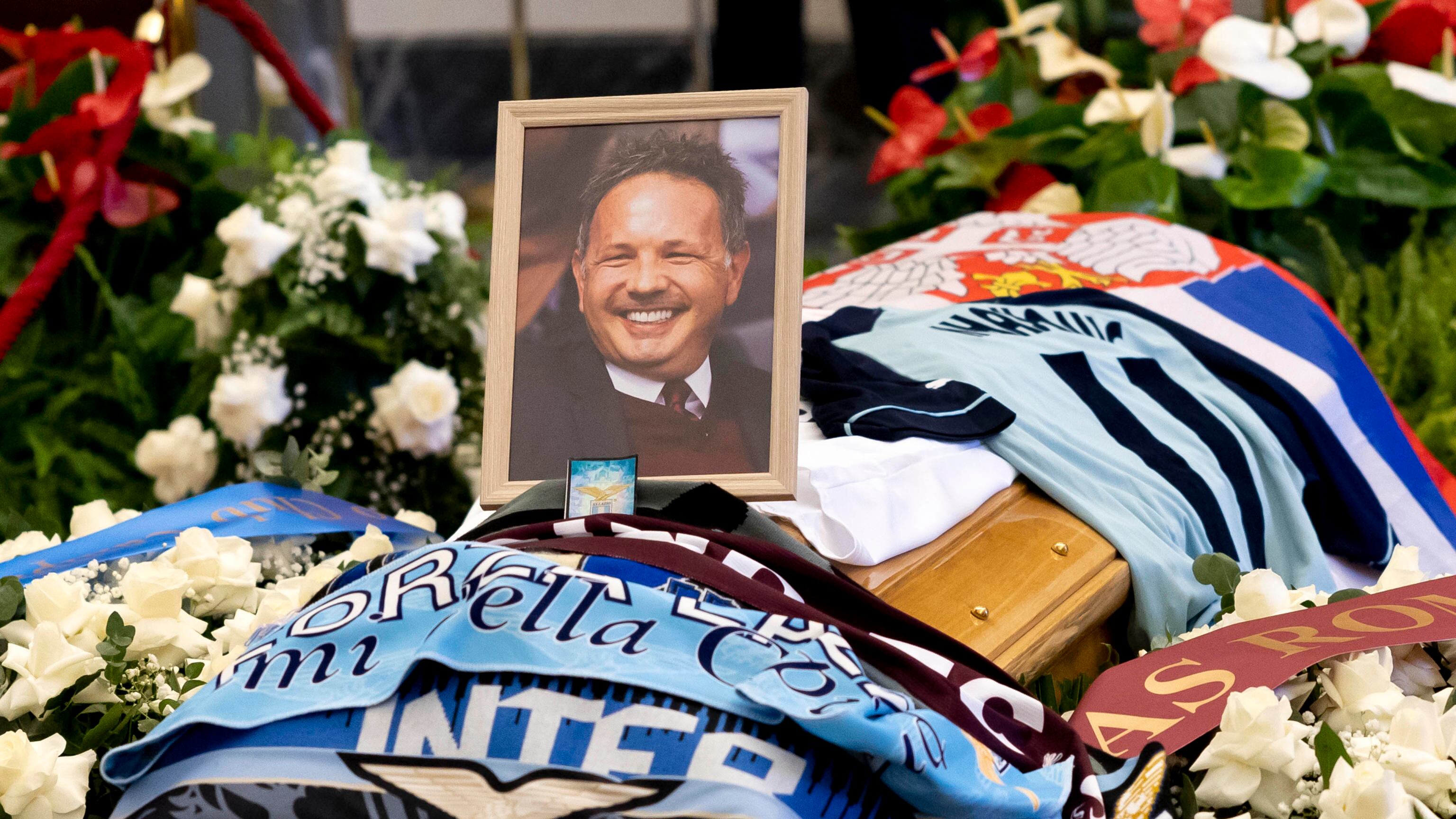 Folla per l'addio a Sinisa. Lotito: "Approfondire certe cure fatte nel calcio"