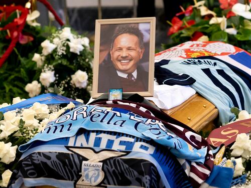Folla per l'addio a Sinisa. Lotito: "Approfondire certe cure fatte nel calcio"