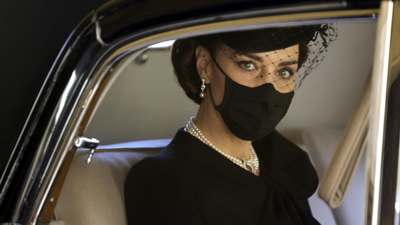 L’ultimo sfregio di Kate a Meghan, per il funerale di Filippo indossa le perle di Diana
