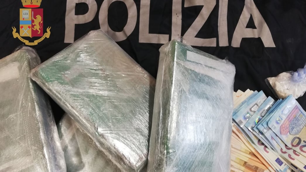 Polizia sequestra cocaina per un milione di euro, 48enne aveva atteso la bufera per spacciare