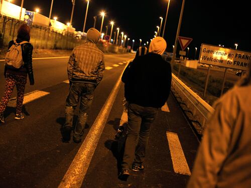 Oltre 2mila clandestini invadono l'Eurotunnel: è assalto alle frontiere