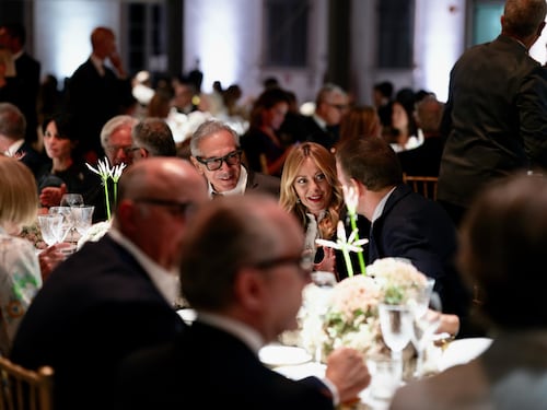 Meloni a Milano per la cena di gala della Fashion Week: “Giusto esserci. La gonna? Non ingigantite”