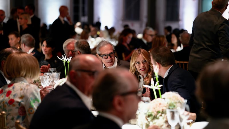 Meloni a Milano per la cena di gala della Fashion Week: “Giusto esserci. La gonna? Non ingigantite”