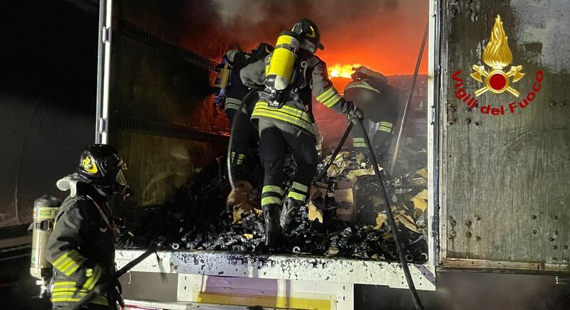Tir in fiamme nella galleria autostradale: il salvataggio dei Vigili del fuoco 6