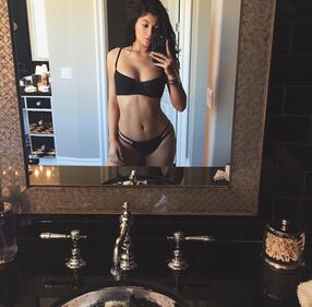 Le sorelle Jenner sempre più sexy su Instagram 27