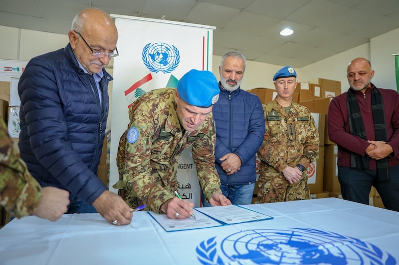 I  “caschi blu” italiani consegnano aiuti umanitari in Libano 7