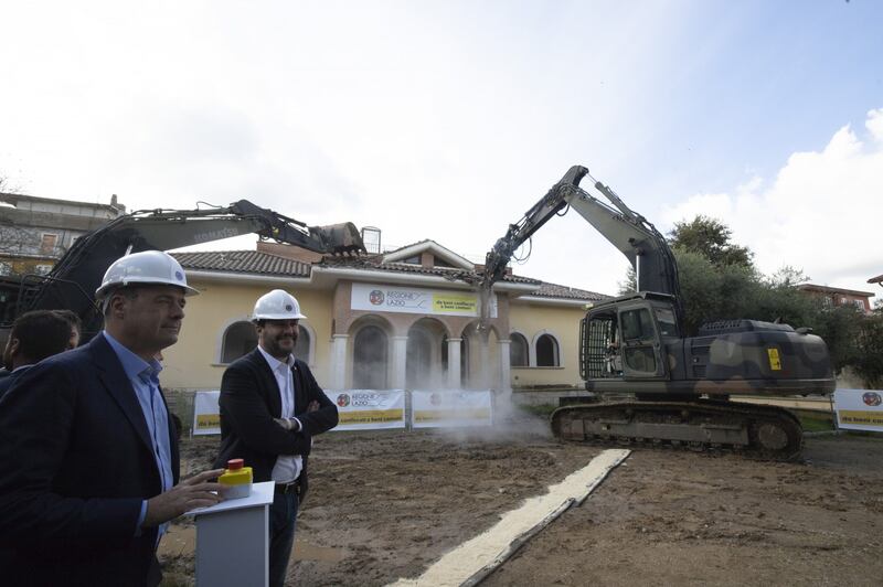 Salvini sulla ruspa per la demolizione della villa dei Casamonica 4