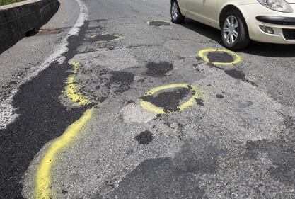 Le buche di Roma segnalate con lo spray 5