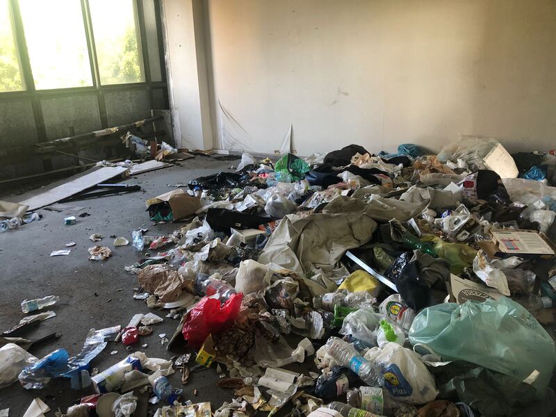 Degrado nei palazzi di via Medici del vascello a Milano 4