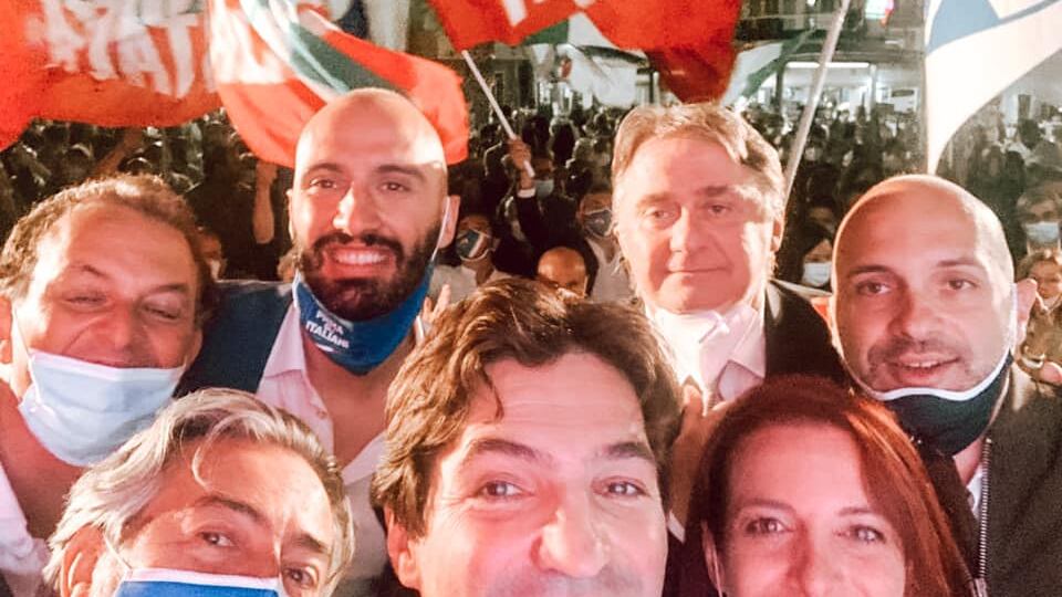 Acquaroli vola e sfiora il 50%. Addio sinistra dopo 25 anni