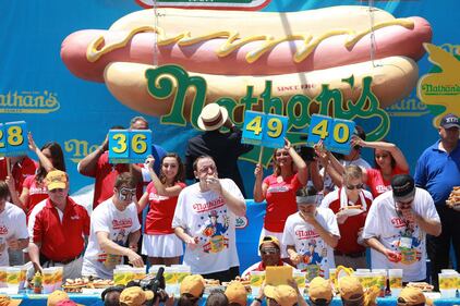A New York la gara tra mangaitori di hot dog 3