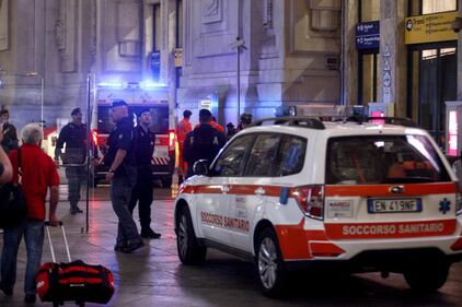 Milano, accoltellati un poliziotto e un militare 3