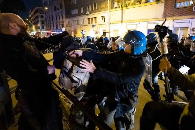 Scontro tra anarchici e polizia al corteo di Roma per Cospito 5