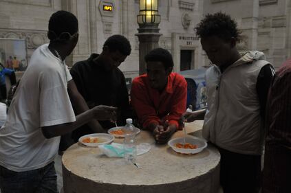 I clandestini bivaccano e mangiano per terra 1