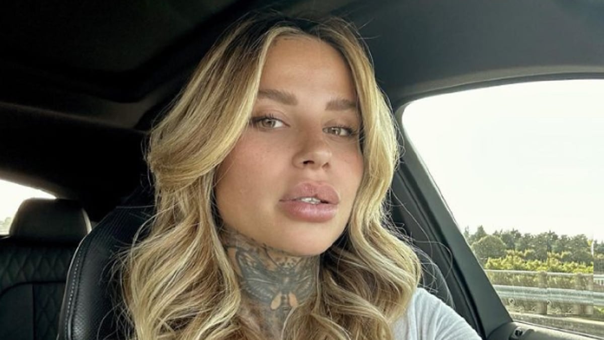 "Ti metto a farmi da lampada". La foto modificata, poi Zoe Cristofoli sbotta