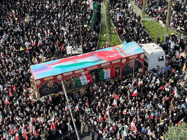 Teheran scende in piazza per i funerali dei "martiri" della guerra dei 12 giorni 19