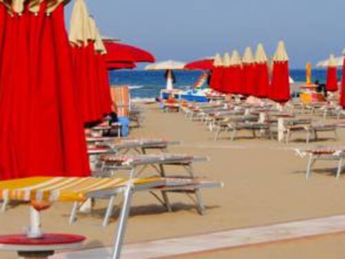 Molestie in spiaggia a Bari: pachistano rischia il linciaggio