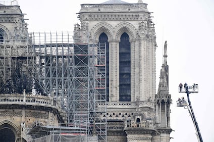 Notre Dame in fiamme: le foto del salvataggio 7