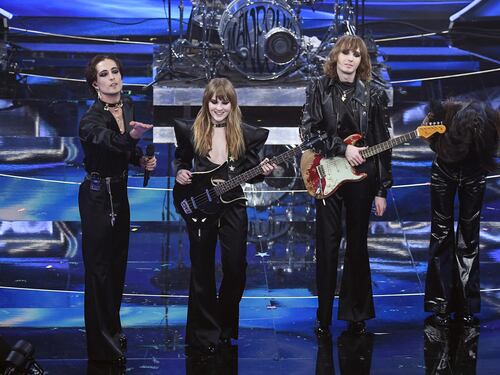 I Maneskin dominano la prima del Festival tra rock e lacrime