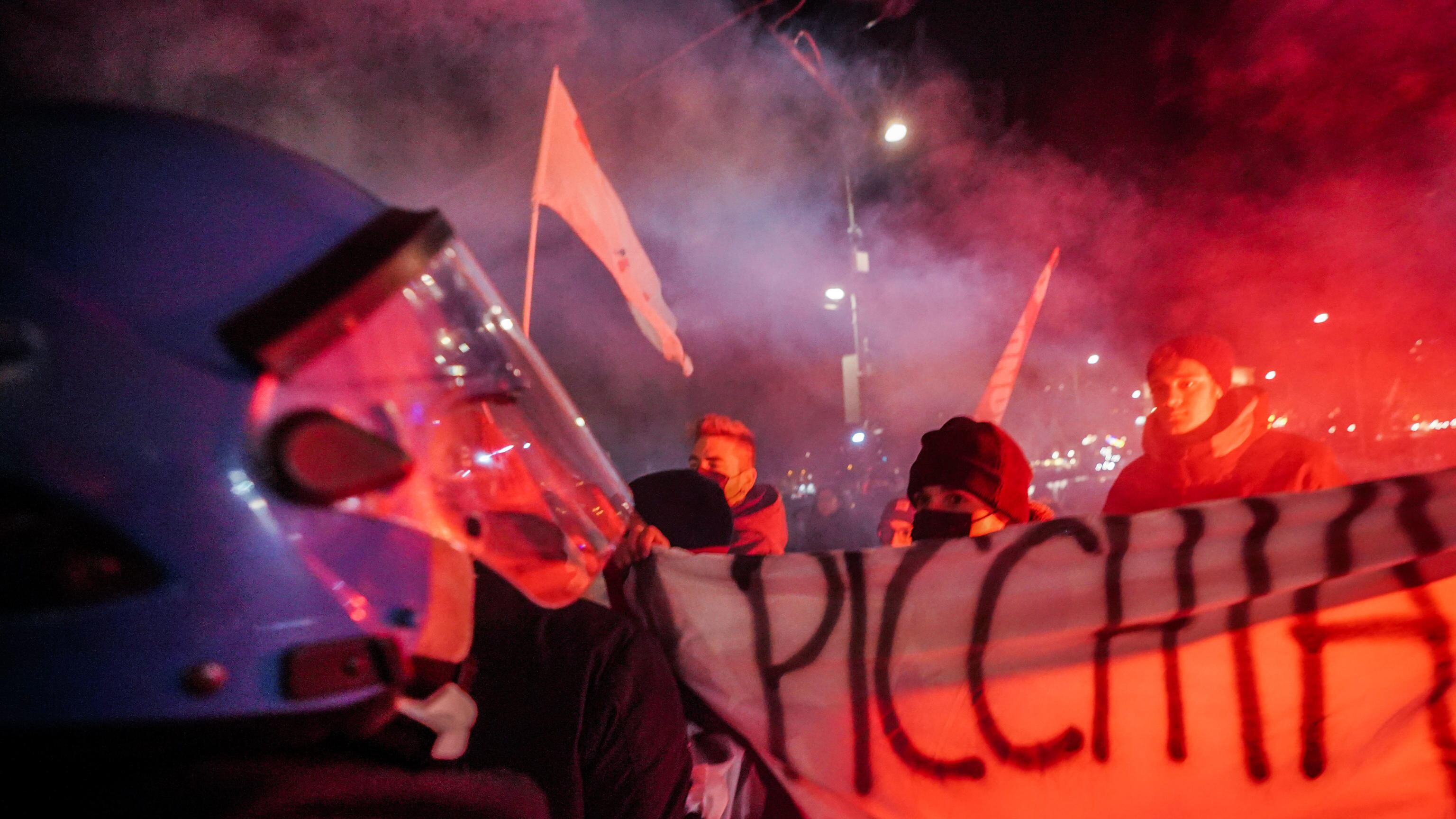 Il centro sociale prepara i botti per Capodanno: ”È resistenza"