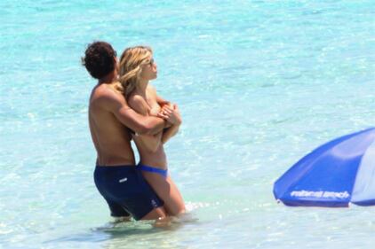 Elena Santarelli sexy in spiaggia 30