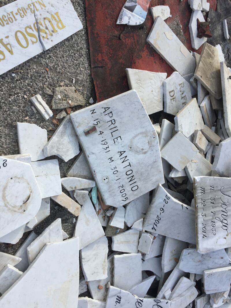 Napoli, lapidi in discarica abusiva a Ponticelli
