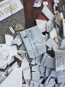 Napoli, lapidi in discarica abusiva a Ponticelli