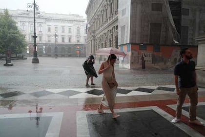 Maltempo su Milano, temporale e grandine in città 6