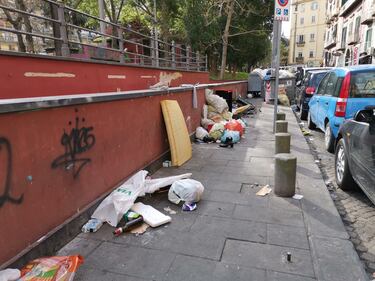 Napoli, il degrado di piazza Cavour 6