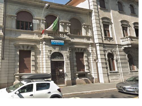 Sfascia un bar e picchia gli agenti con l'aiuto di genitori e moglie