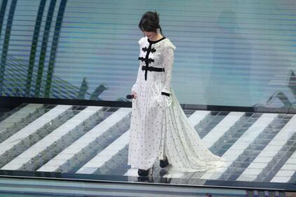 Sanremo 2017, gli outfit sexy della prima serata 40