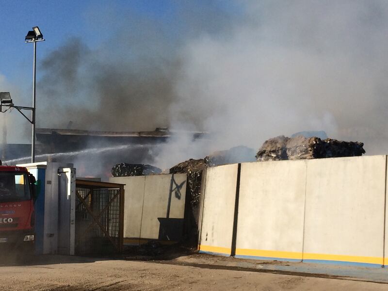 Balle di rifiuti a fuoco: maxi incendio in un'azienda  13