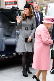 La Regina Elisabetta e Kate Middleton in visita al King's College  7