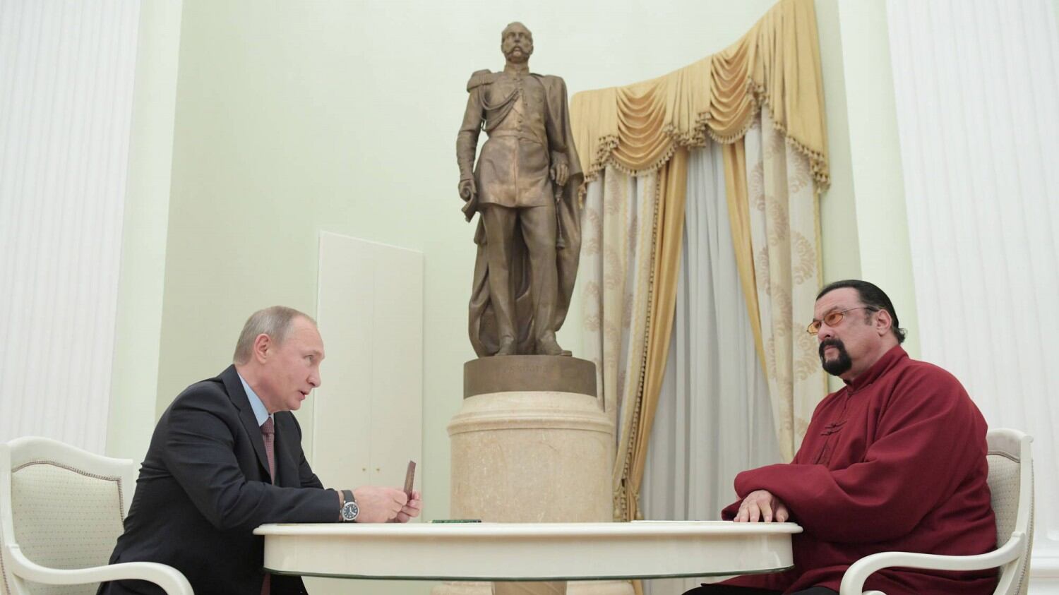 Putin consegna a Seagal il passaporto russo