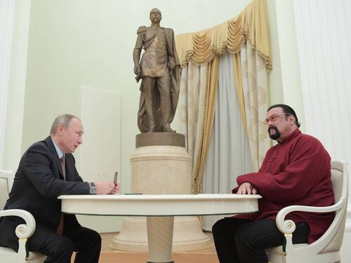 Putin consegna a Seagal il passaporto russo