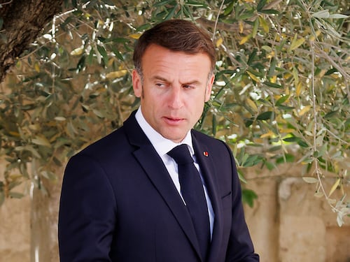 Macron respinge le richieste di dimissioni. "Eserciterò il mandato fino alla scadenza"