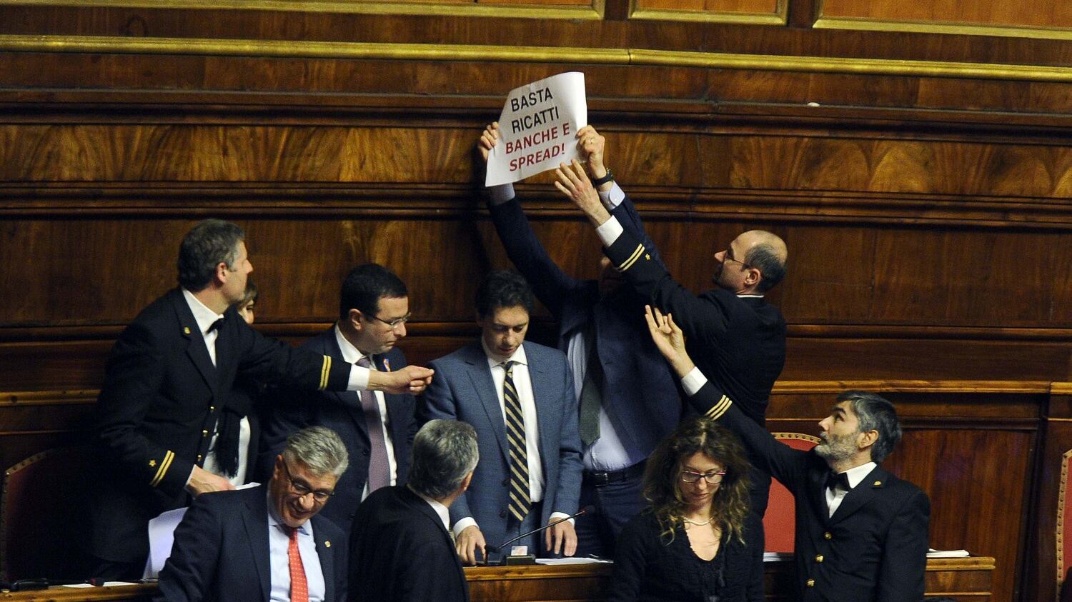 Salva banche, ok del Senato. La palla passa alla Camera