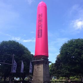 Sydney, spunta un preservativo gigante 3