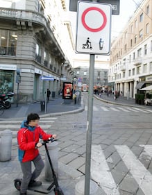 Milano, i monopattini elettrici circolano anche sotto i cartelli di divieto 1