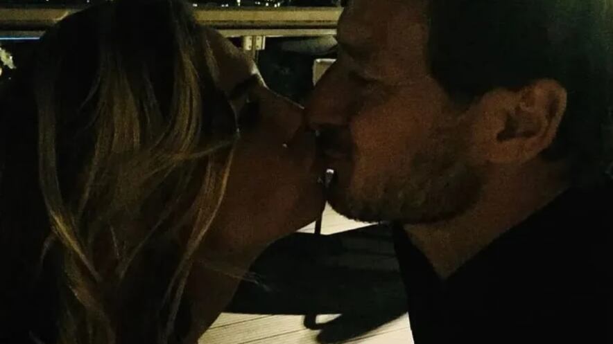 Totti insieme a Noemi sui social? La foto del bacio che creato il caos