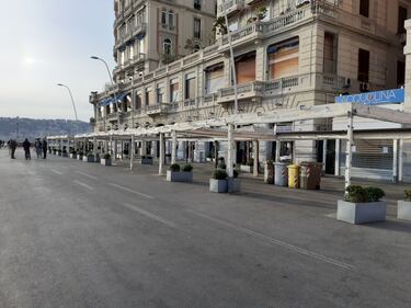 Emergenza coronavirus, strade e piazze di Napoli vuote 9